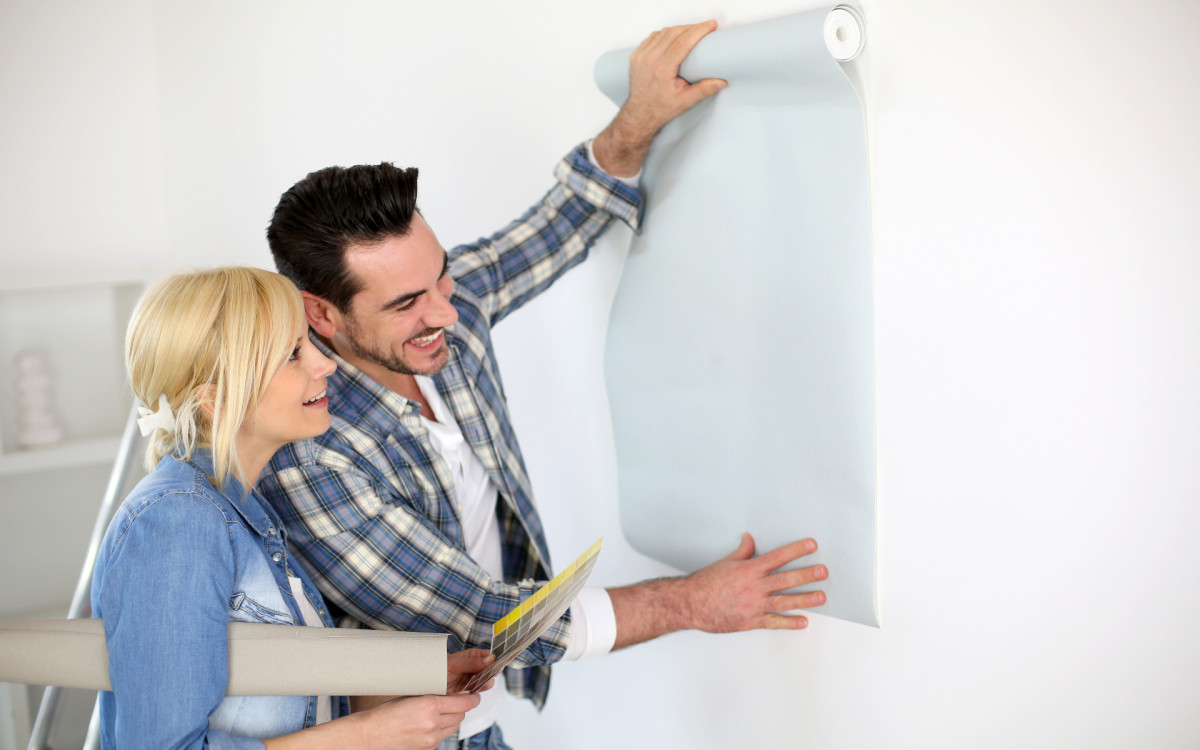 Как поклеить обои на побелку: подробная инструкция